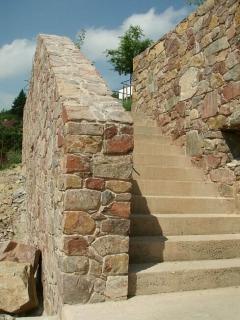 Oboustranná zeď navazující na obklad schodiště - rula Lomnička