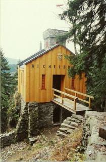 Aichelburg - pohled z terasy před hrádkem
