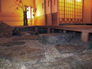 Detail kamenného chodníku v japonském stylu, interiér čajovny.